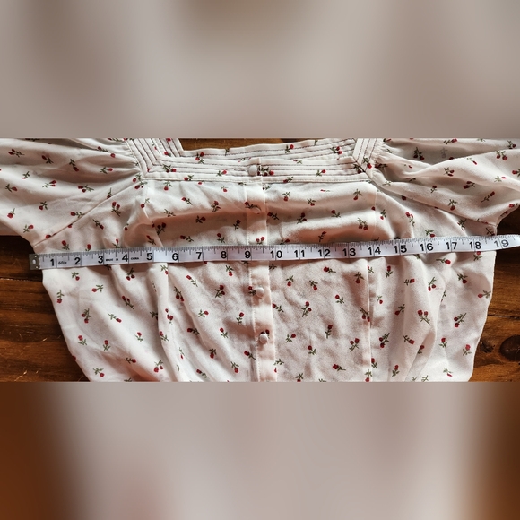 Women’s Forever21 Mesh White With Red Roses Cropped Blouse Buttons In Front Sz L - Picture 6 of 7